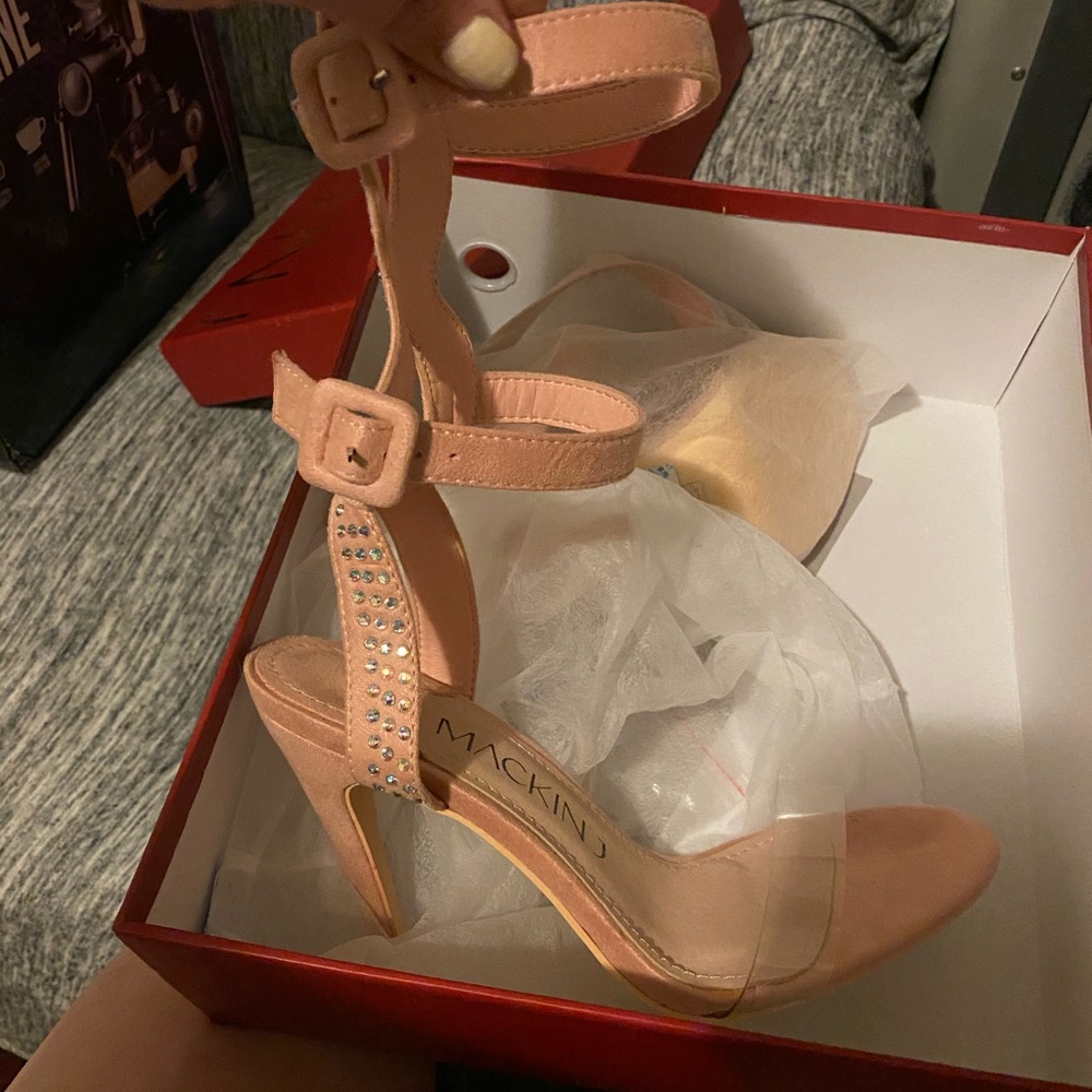 Women’s size 7 heels